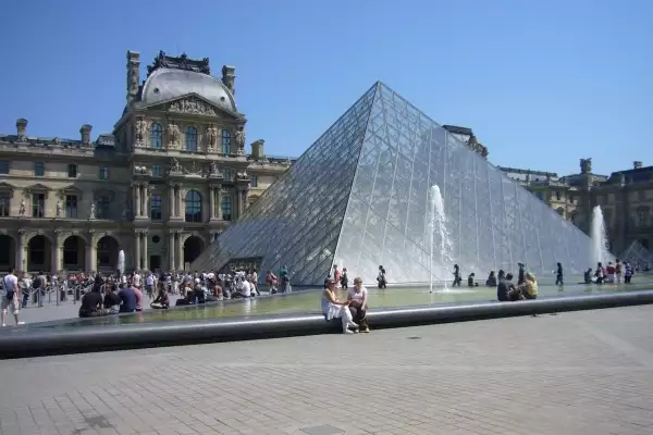 Louvre - pyramida