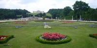 Schönbrunn - pohled na Glorietu.JPG